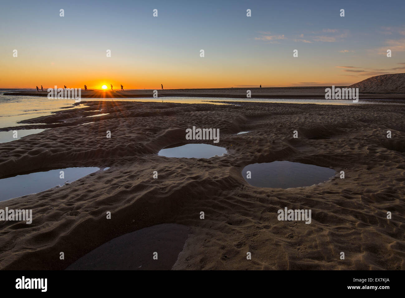 Boot Camp am Strand bei Sonnenaufgang Stockfoto