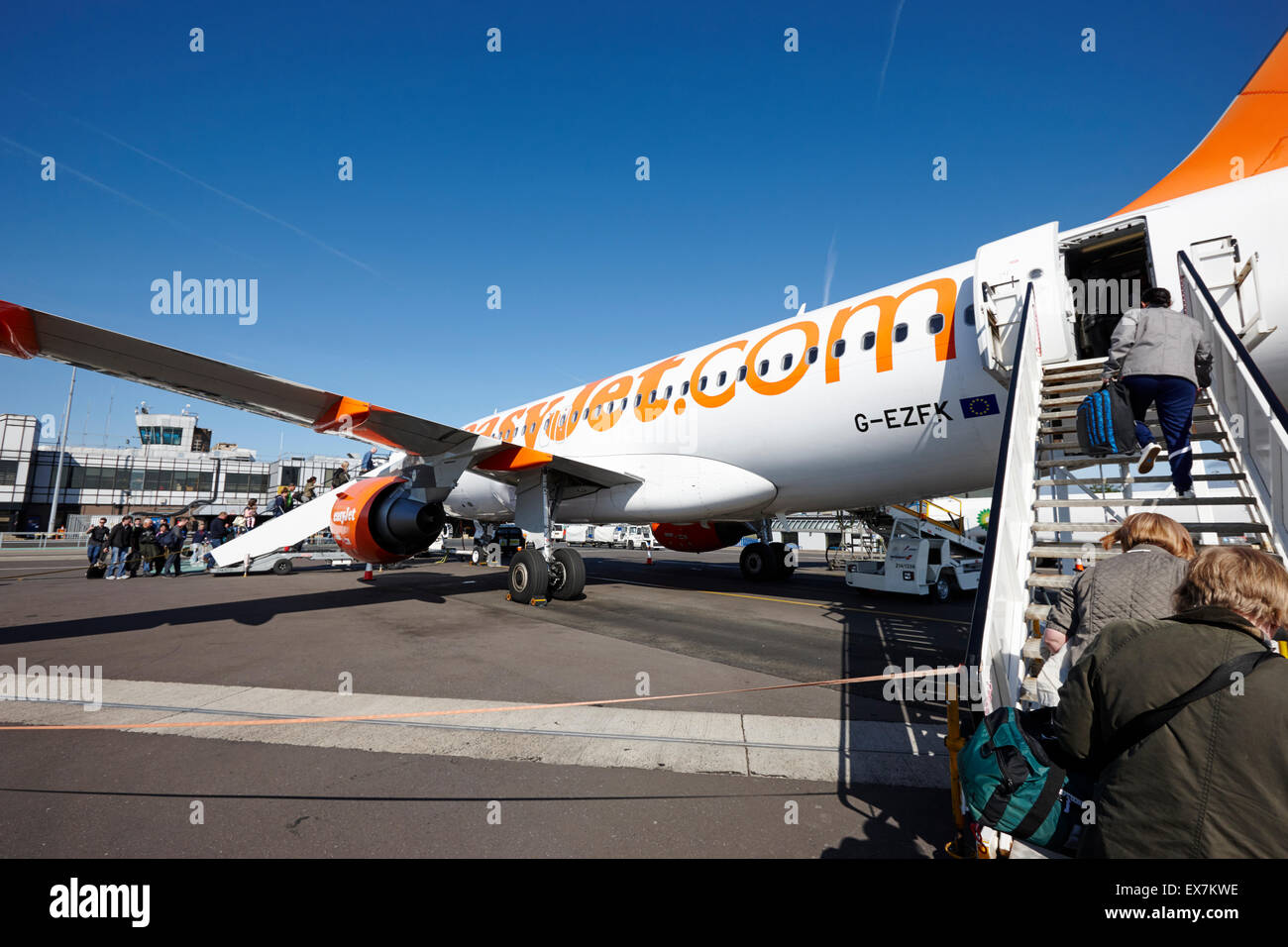 ein Easyjet Flugzeug Passagiere hinten Schritte bei Belfast International Airport UK Stockfoto