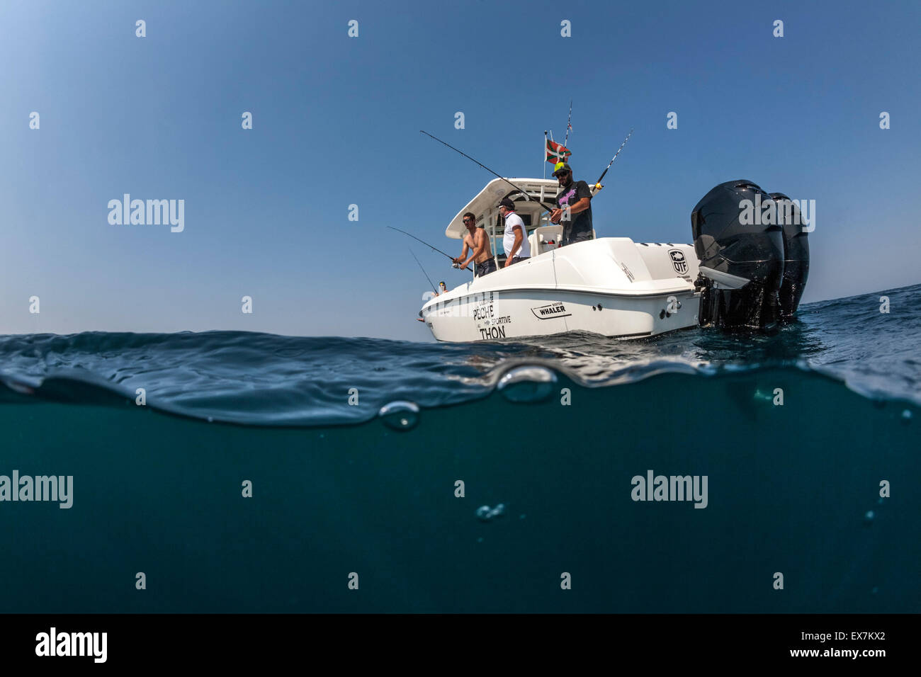 Angeln-Party unter Freunden. Die hier verwendeten Boot-Modell ist ein Boston Whaler 320 Empörung (300 PS Außenborder Mercury-Motoren) Stockfoto
