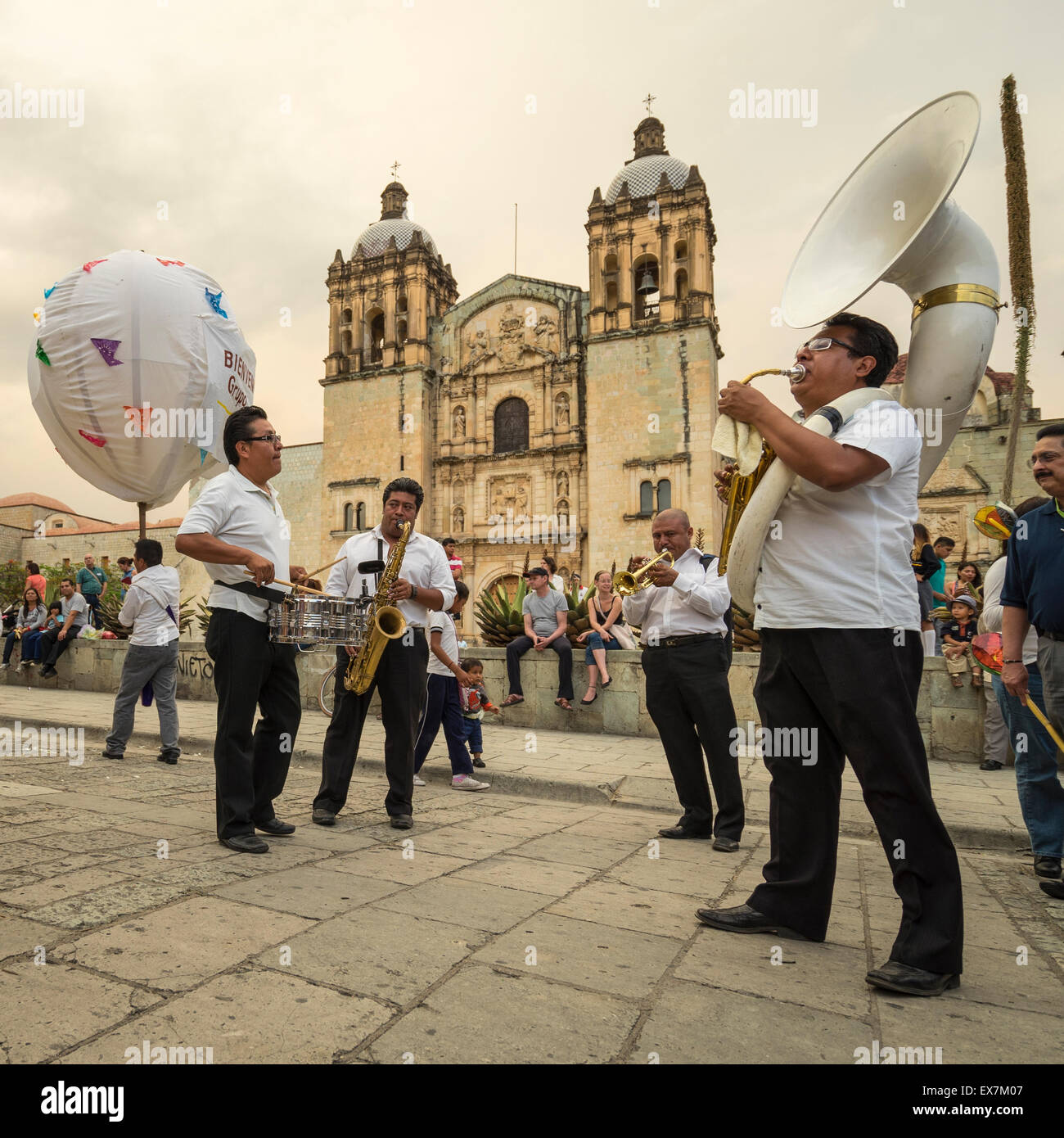 Brass Band spielt vor die Kirche Santo Domingo auf einem Festival in Oaxaca, Mexiko Stockfoto