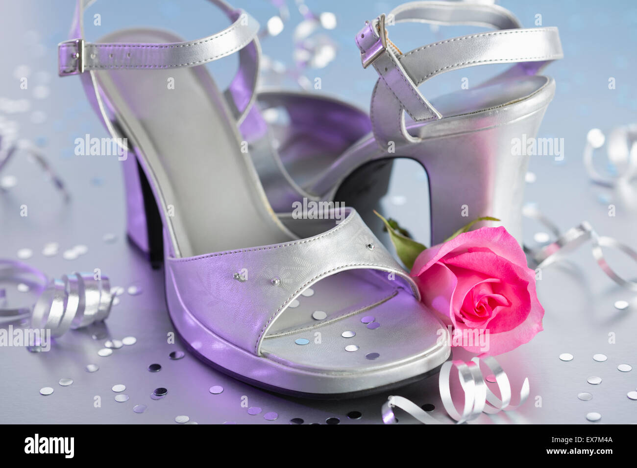 Blick auf high Heels und rosa rose Stockfoto