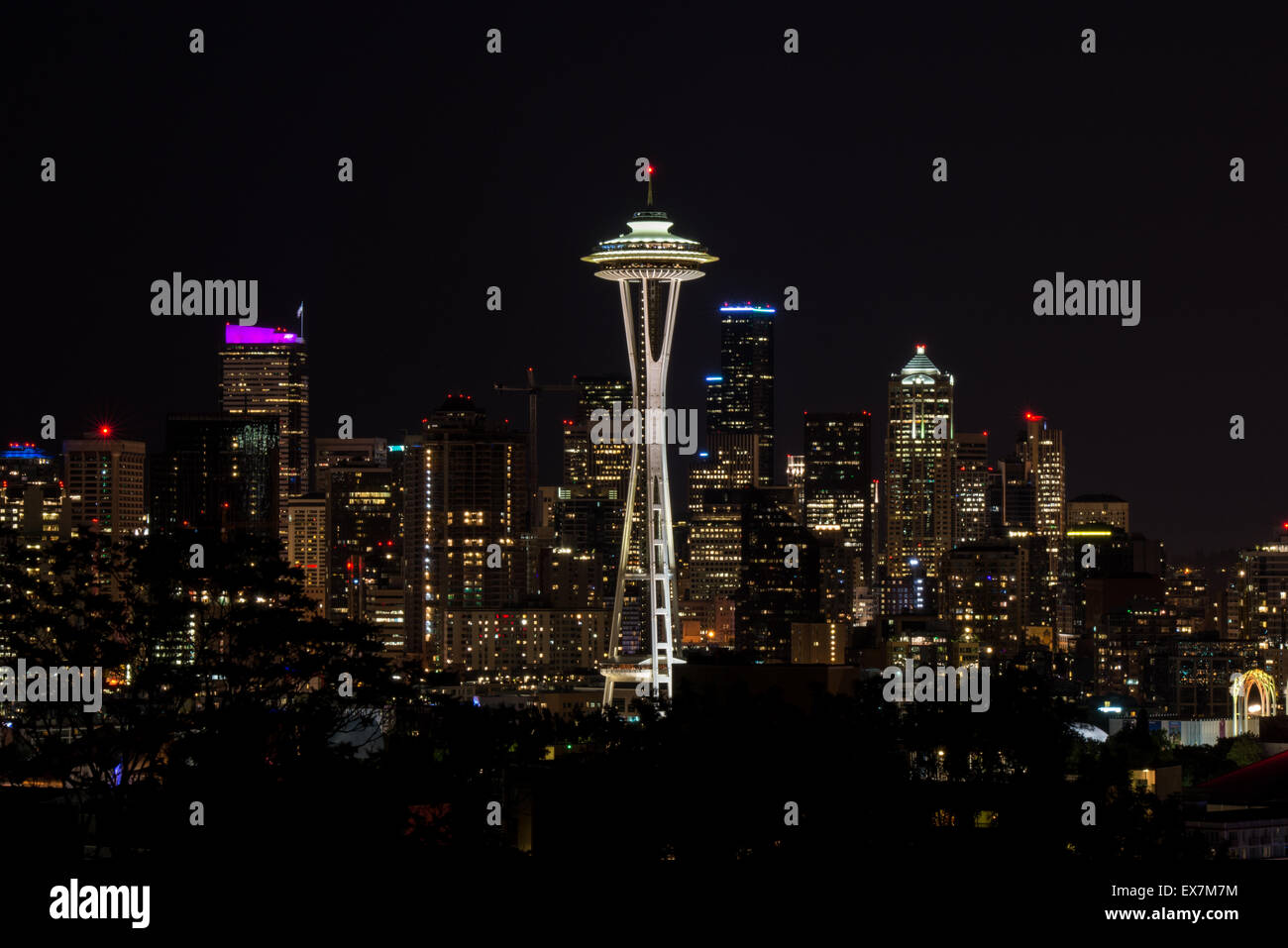 Eine Nahaufnahme, von der legendären Space Needle in Downtown Seattle aus über Union See. Stockfoto