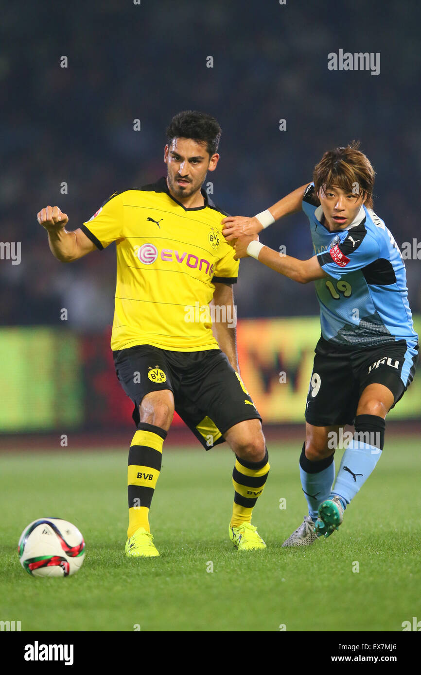 Kawasaki Todoroki Stadium, Kanagawa, Japan. 7. Juli 2015. (L, R) Ilkay Guendogan (Dortmund), Kentaro Moriya (Frontale), 7. Juli 2015 - Fußball /Soccer: Vorsaison Freundschaftsspiel zwischen Kawasaki Frontale 0-6 Borussia Dortmund Kawasaki Todoroki Stadium, Kanagawa, Japan. © YUTAKA/AFLO SPORT/Alamy Live-Nachrichten Stockfoto