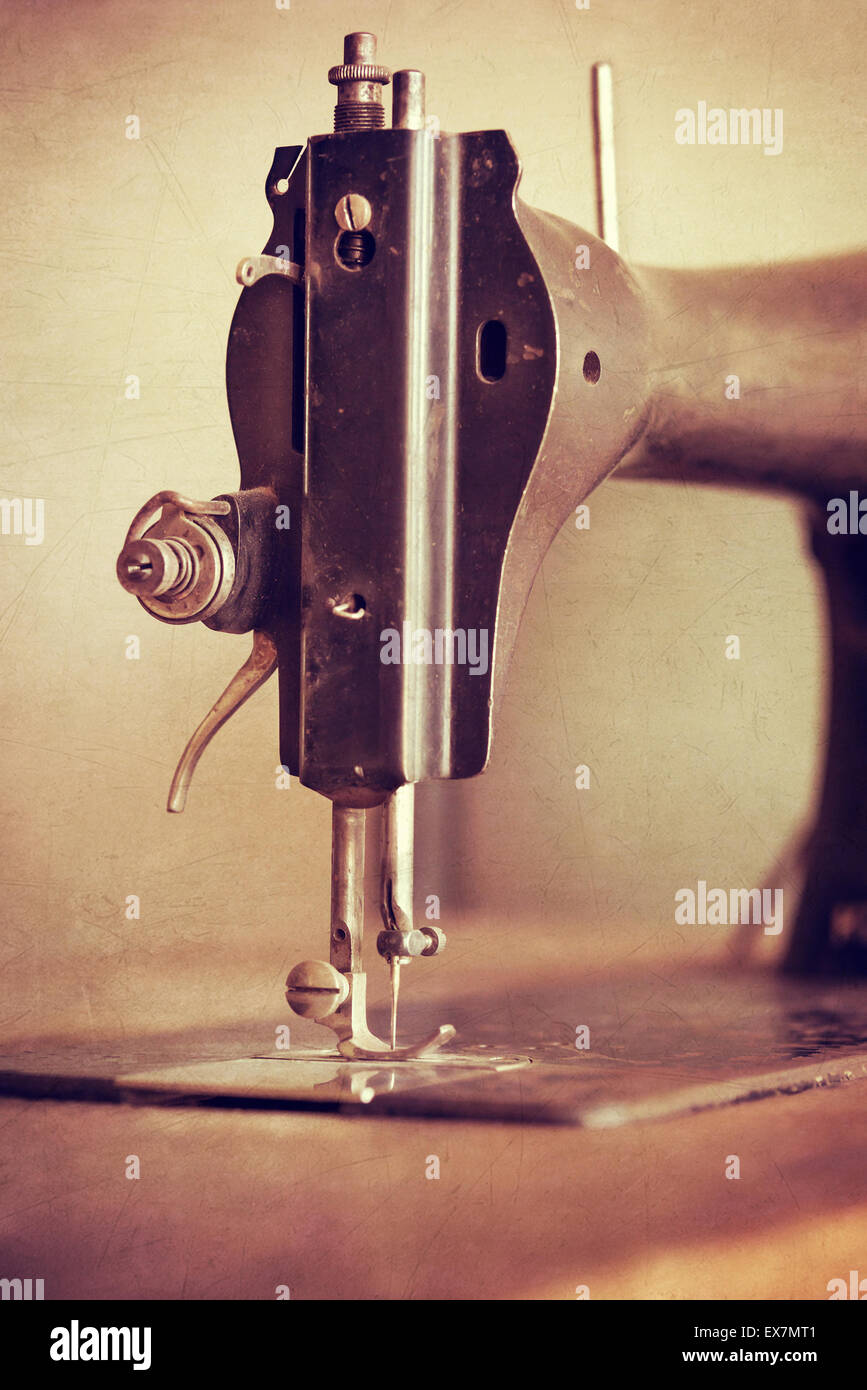 Alte Nähmaschine auf strukturiertem Vintage-Hintergrund, Nahaufnahme Stockfoto