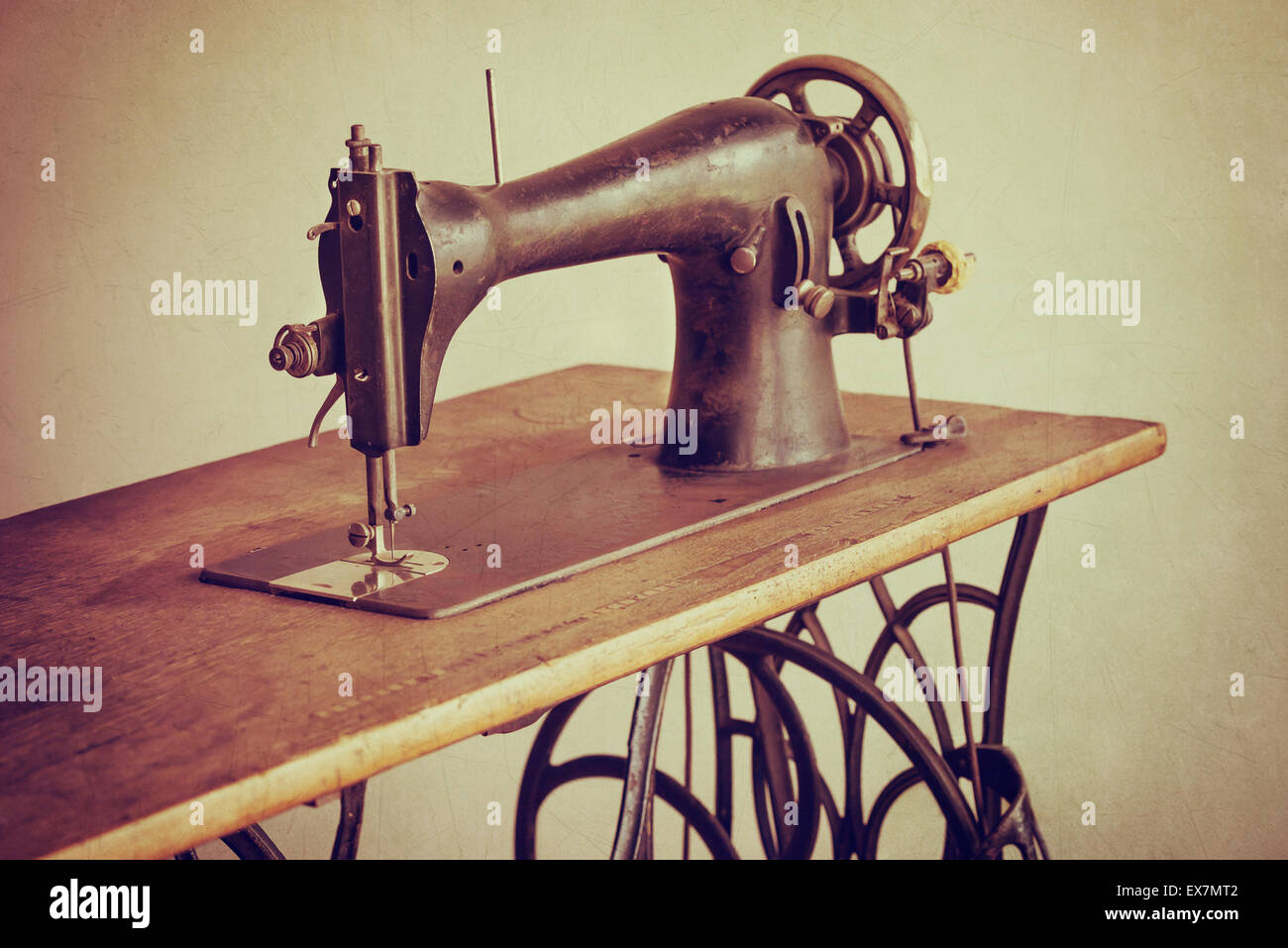 Alte Nähmaschine auf strukturiertem Vintage-Hintergrund Stockfoto