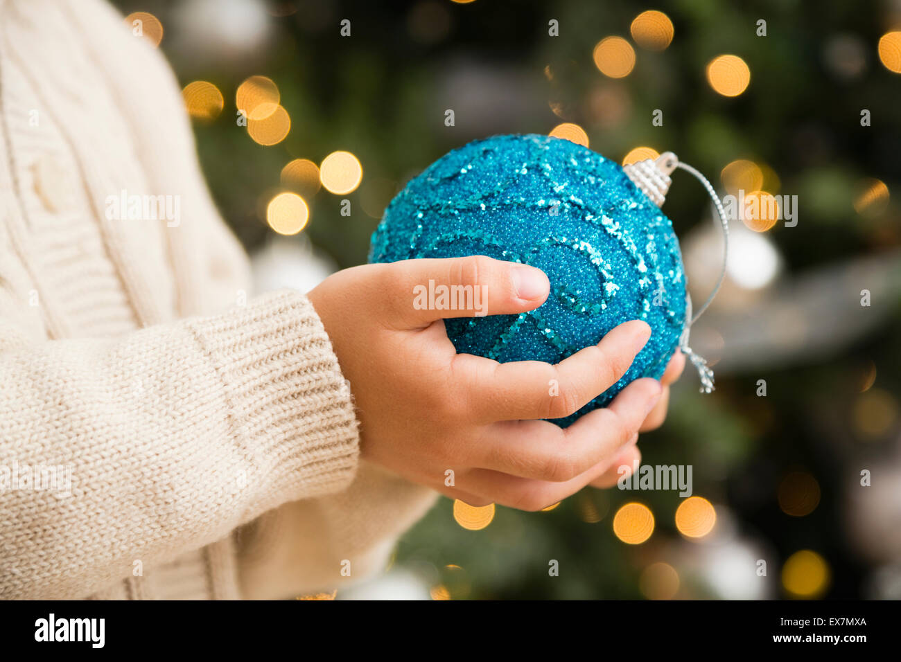 Händen der junge (6-7) hält blaue Kugel Stockfoto