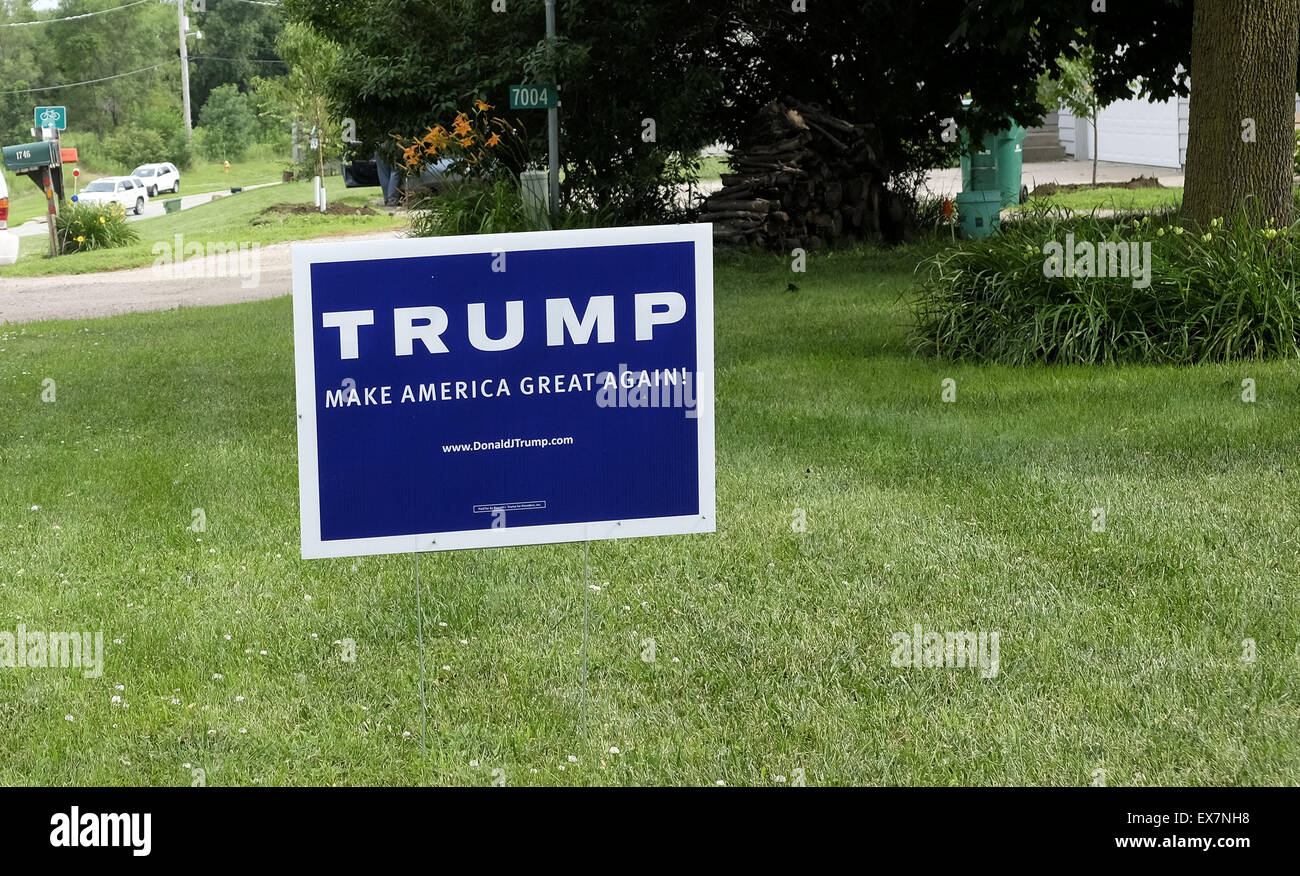 Sioux City, IOWA, USA. 8. Juli 2015. Obwohl von den meisten Menschen es noch zu früh in den Prozess der politischen Kampagne ist für wenn man bedenkt welche republikanischen Präsidenten Anwärter, die man unterstützen sollte, einige lokale Sioux City, Iowa, Bewohner bereits Yardzeichen für den republikanischen Kandidaten, die sie aufstellen, Mittwoch, 8. Juli 2015 sichern. © Jerry Mennenga/ZUMA Draht/Alamy Live-Nachrichten Stockfoto