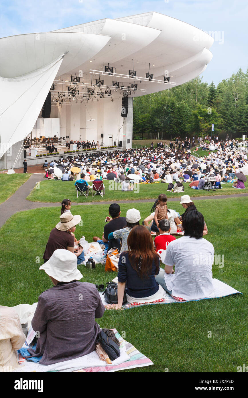 Menschen bei einem Outdoor-Klassik-Konzert. Stockfoto