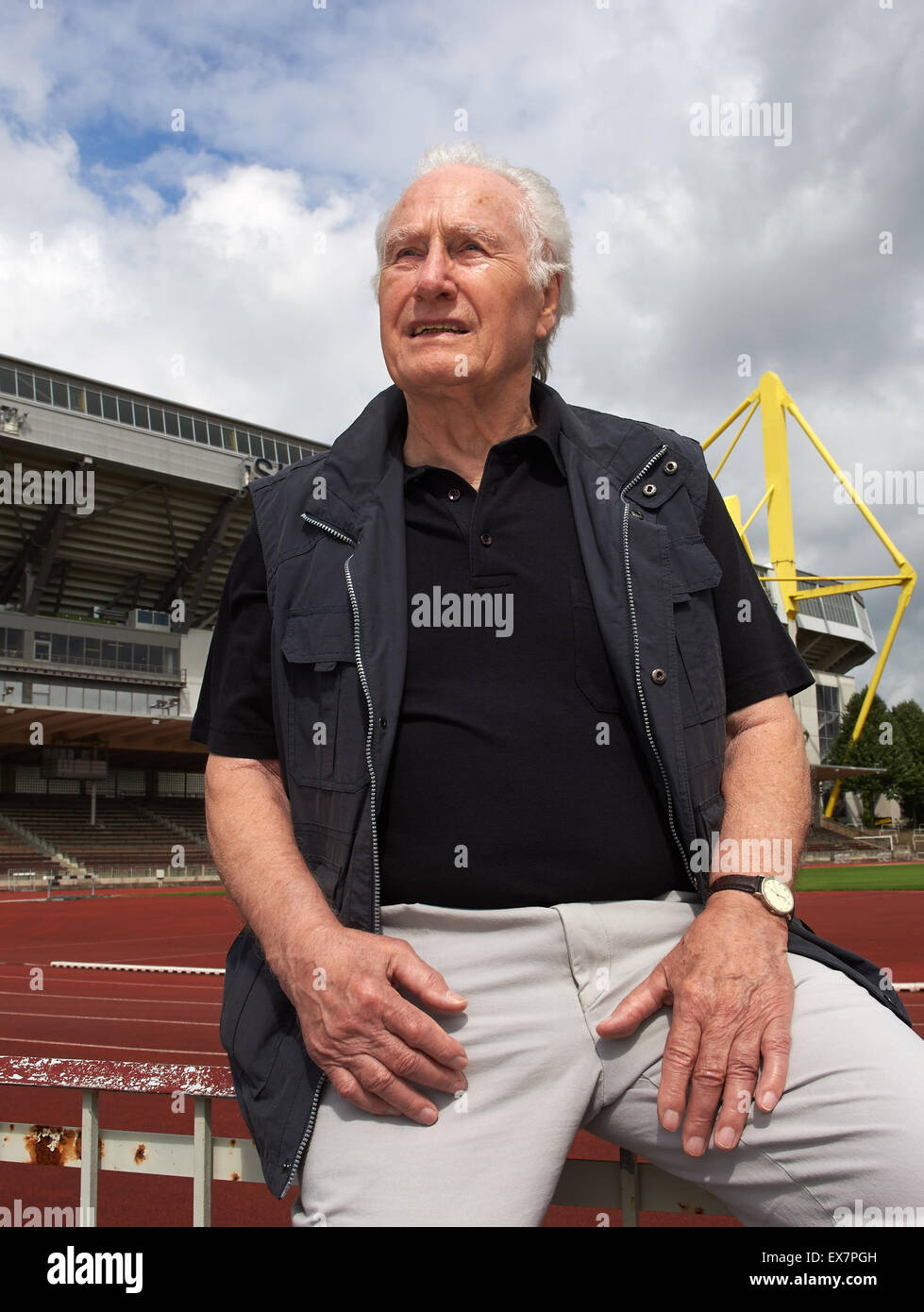 Dortmund, Deutschland. 8. Juli 2015. Torhüter-Legende Hans Tilkowski posiert vor der "Signal-Iduna-Park" Stadion in Dortmund, Deutschland, 8. Juli 2015. Die deutsche Torhüter-Legende von 1966 "Wembley-Tor" wird 80. Foto: Bernd Thissen/Dpa/Alamy Live News Stockfoto