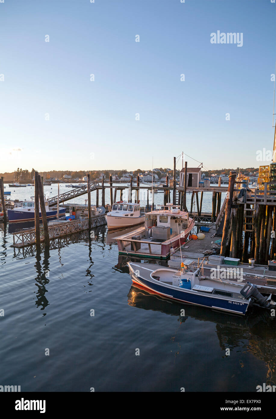 Boote sitzen im Wasser bei Boothbay Harbor, Maine, USA. Stockfoto