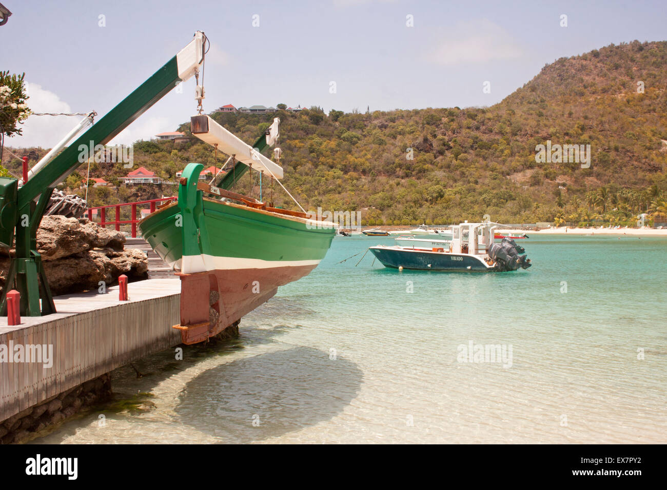 Eine schöne grüne Holzboot angedockt an das berühmte Eden Rock Hotel in St. Barts Stockfoto