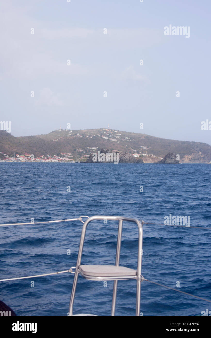 Nähert sich der Hafen von Gustavia, St. Barts, wie über den Liegestuhl auf einer Yacht zu sehen Stockfoto