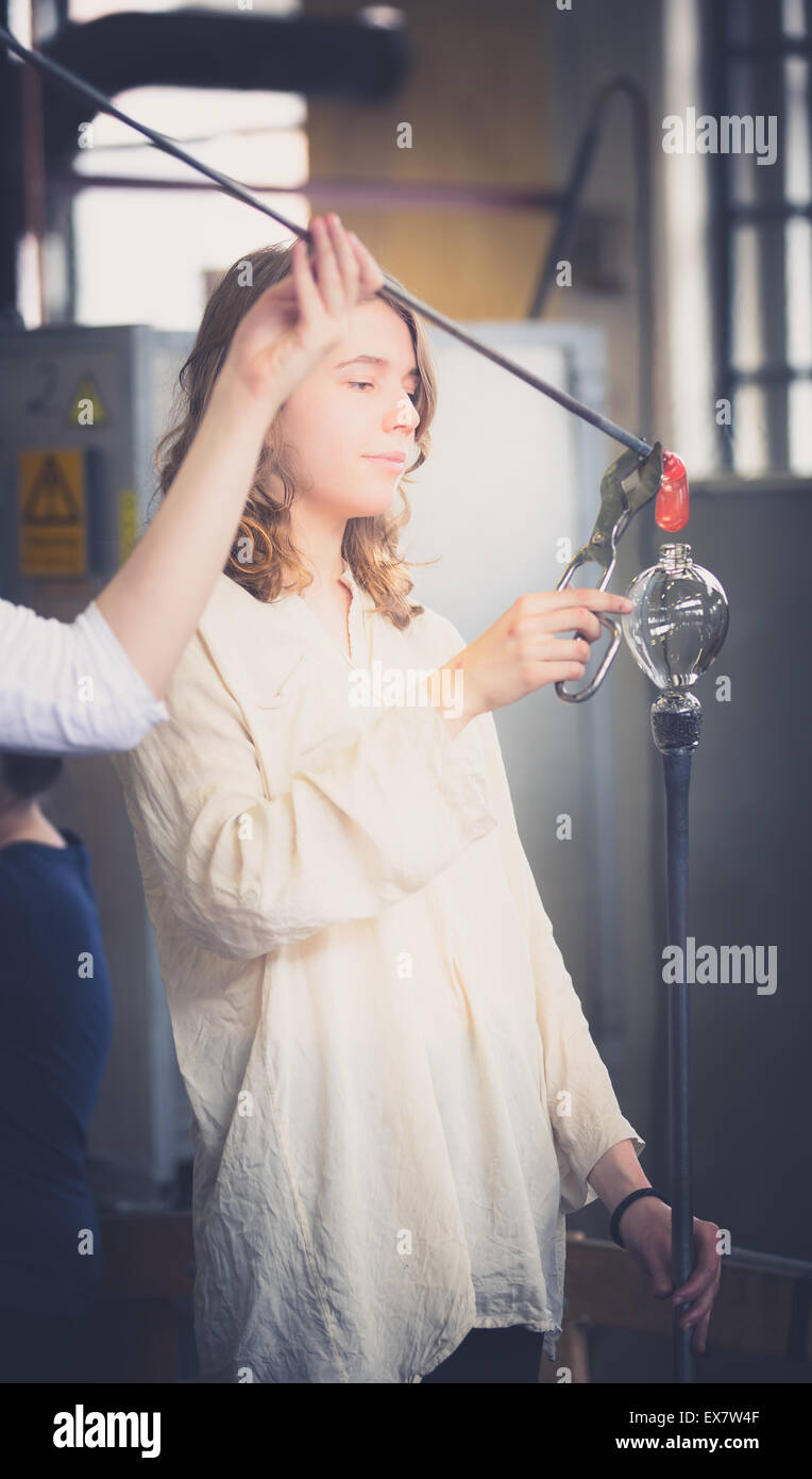 Ein Working Girl im heißen Shop von einer Glashütte Stockfoto