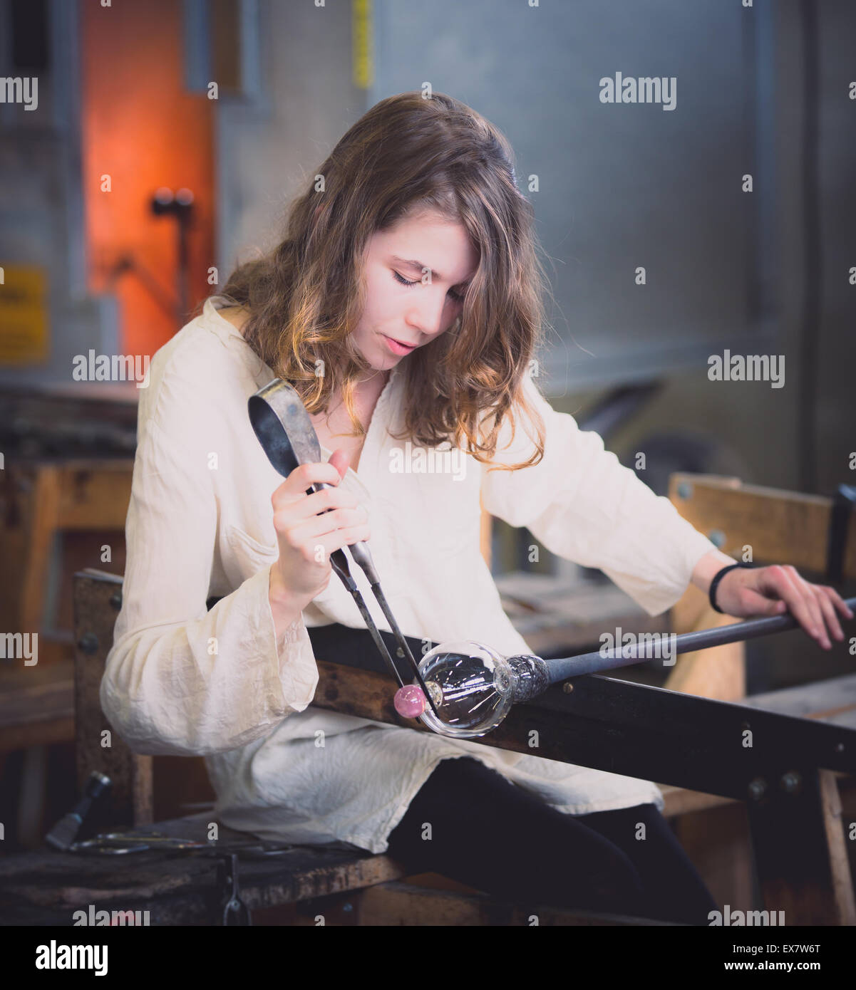 Ein Working Girl im heißen Shop eine Glas-Arbeit Stockfoto