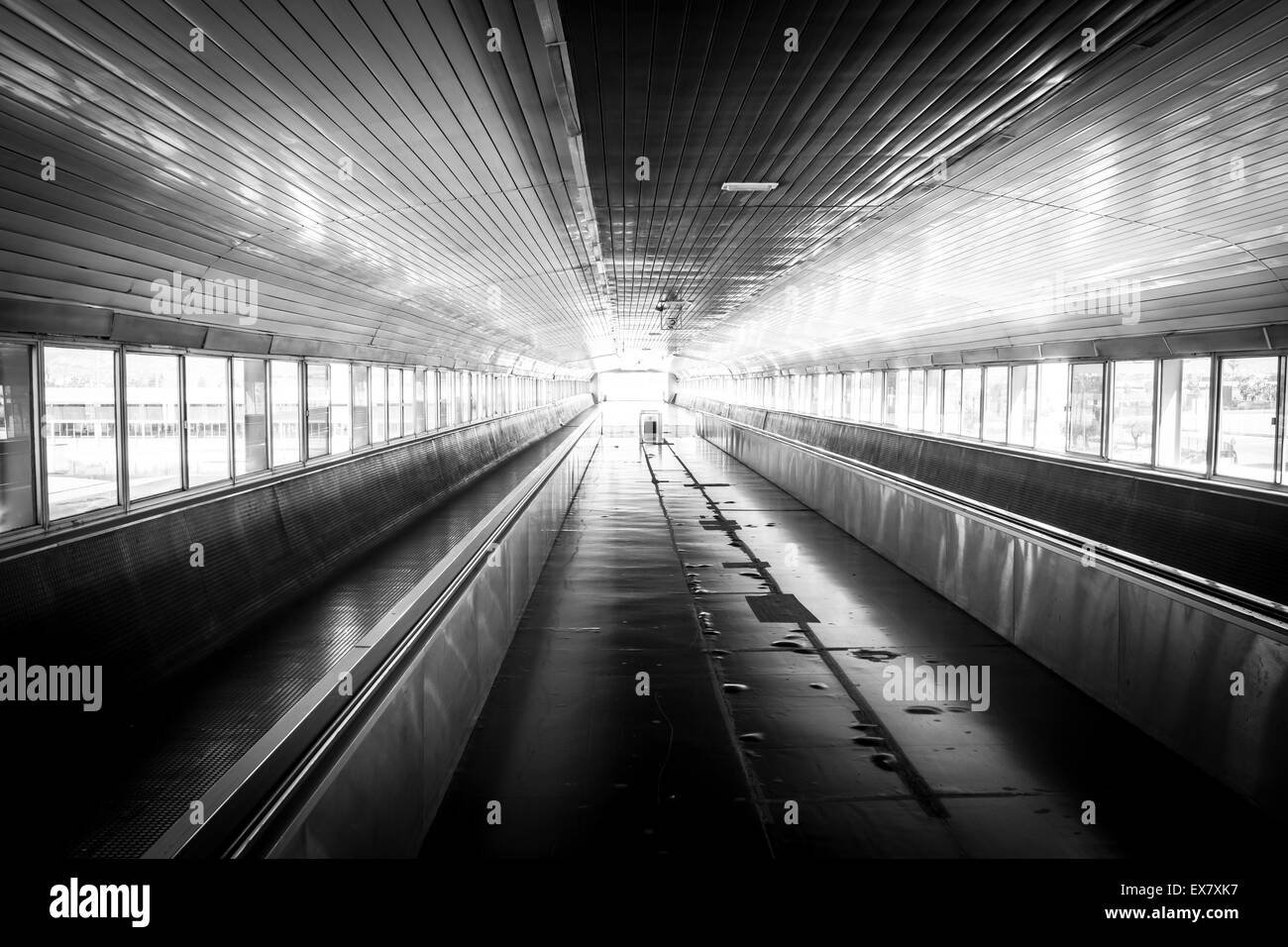 Ein Tunnel am Flughafen Barcelona im Sommer. Stockfoto