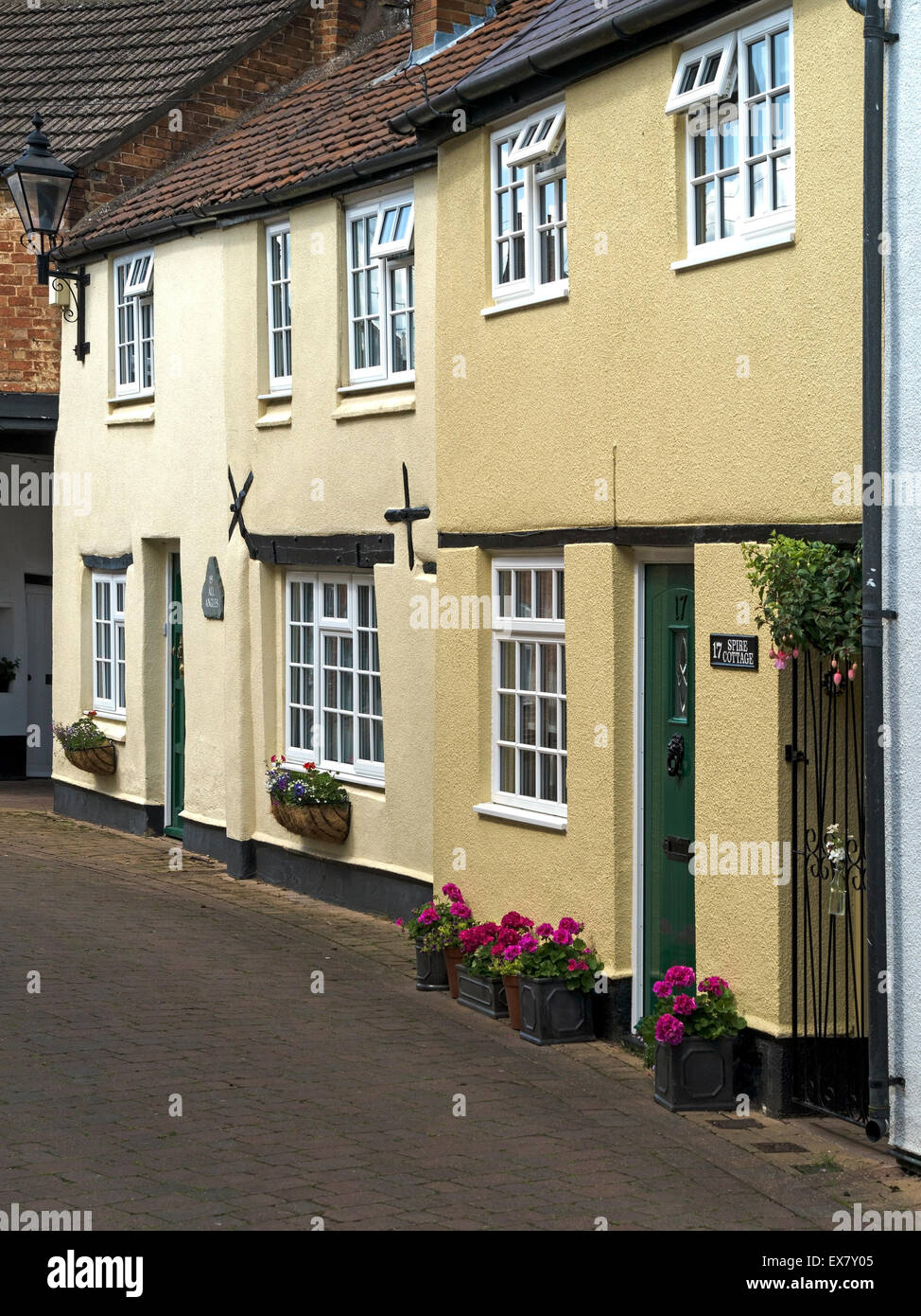 Reihe von hübschen, alten, lackiert, terrassierten Cottages, Dean's Street, Oakham, Rutland, UK. Stockfoto