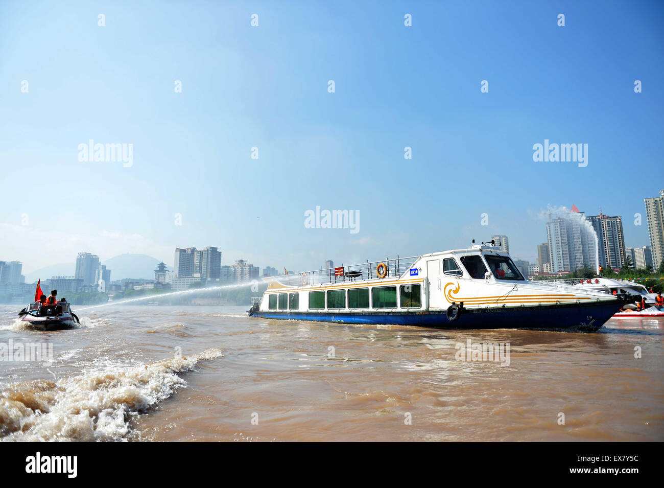 Lanzhou. 9. Juli 2015. Die Teilnehmer befassen sich mit Notfall während eines Feuers und Notfallübung statt am gelben Fluss in Lanzhou, Hauptstadt der Nordwesten Chinas Provinz Gansu, 9. Juli 2015, zur Vorbereitung der Flut-Saison in diesem Sommer. Bildnachweis: Chen Bin/Xinhua/Alamy Live-Nachrichten Stockfoto