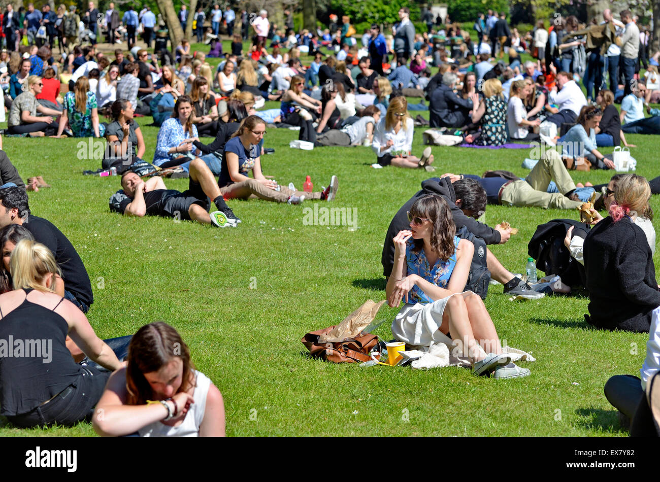 London, England, Vereinigtes Königreich. Leute sitzen draußen am Mittag in Lincolns Inn Fields Stockfoto