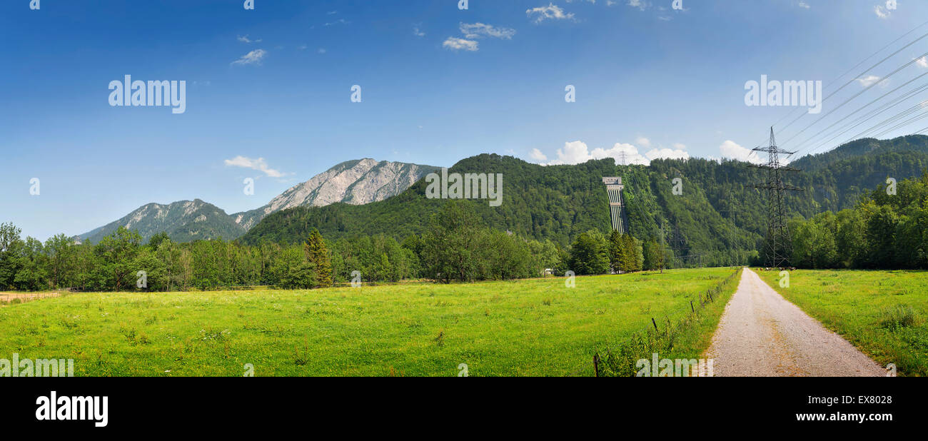 Panoramablick auf die Landschaft am Kochelsee mit Jochberg in Bayern, Deutschland Stockfoto