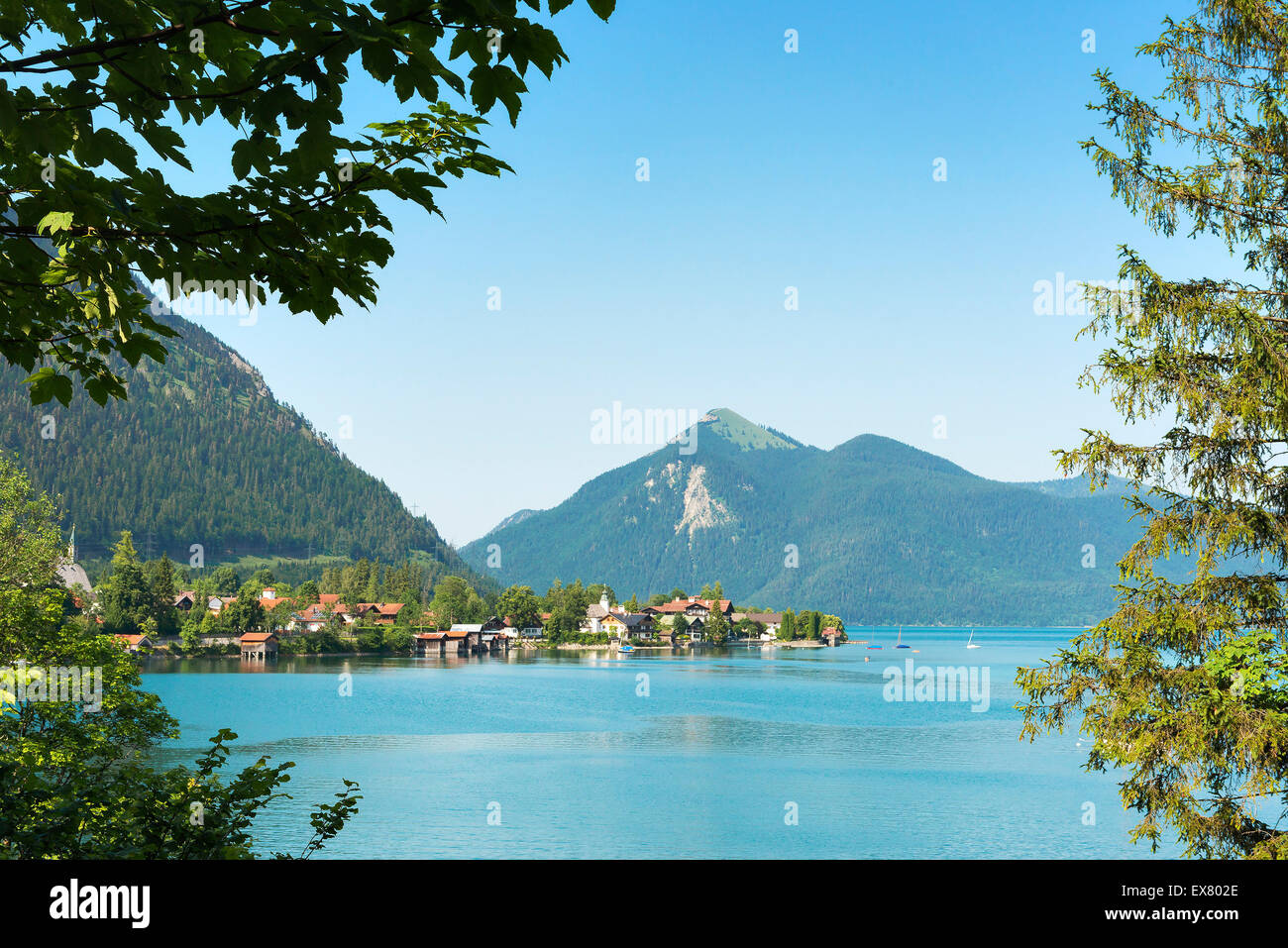 Blick auf den See Walchensee und dem Berg Jochberg in Bayern, Deutschland Stockfoto
