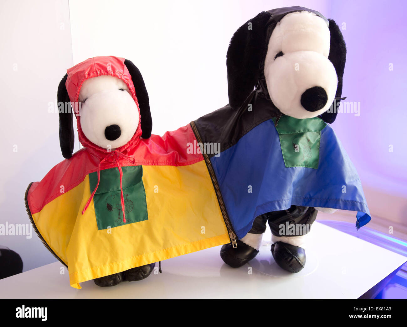 Berlin, Deutschland. 8. Juli 2015. Erdnüsse Figuren Snoopy und Belle vorhanden Kreationen entworfen von JC de Castelbaja in der Ausstellung "Snoopy und Belle in Fashion" im Rahmen der Mercedes-Benz Fashion Week in Berlin, Deutschland, 8. Juli 2015. Die Ausstellung zeigt die Outfits, die von namhaften Designern für beide Peanuts-Comic-Figuren in den vergangenen 30 Jahren erstellt. Während der Berlin Fashion Week vom 07. bis 10. Juli werden die Kollektionen für Frühjahr/Sommer 2016 vorgestellt. Foto: Jörg CARSTENSEN/Dpa/Alamy Live News Stockfoto