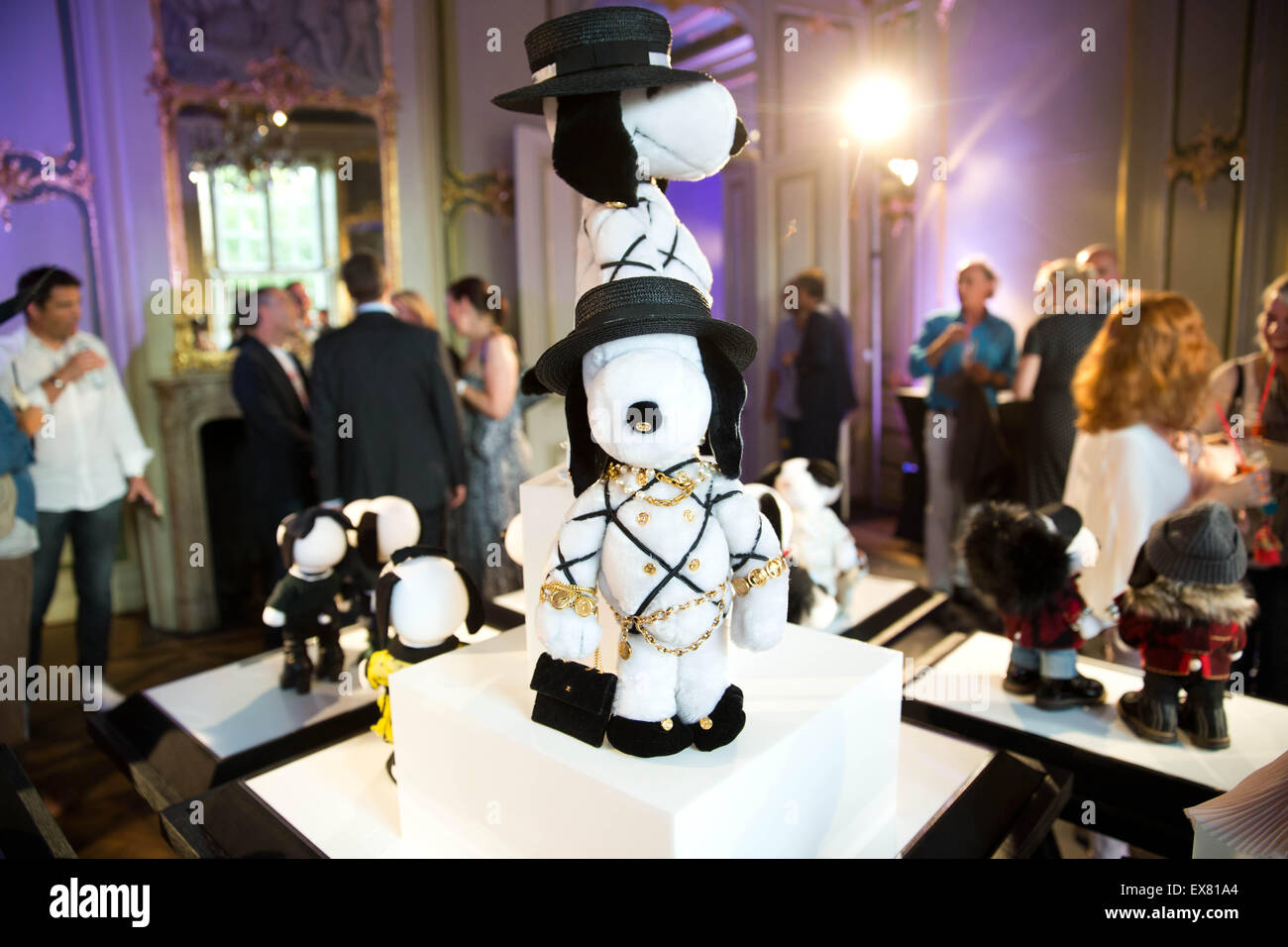 Berlin, Deutschland. 8. Juli 2015. Erdnüsse Figuren Snoopy und Belle vorhanden Kreationen entworfen von Chanel in der Ausstellung "Snoopy und Belle in Fashion" im Rahmen der Mercedes-Benz Fashion Week in Berlin, Deutschland, 8. Juli 2015. Die Ausstellung zeigt die Outfits, die von namhaften Designern für beide Peanuts-Comic-Figuren in den vergangenen 30 Jahren erstellt. Während der Berlin Fashion Week vom 07. bis 10. Juli werden die Kollektionen für Frühjahr/Sommer 2016 vorgestellt. Foto: Jörg CARSTENSEN/Dpa/Alamy Live News Stockfoto
