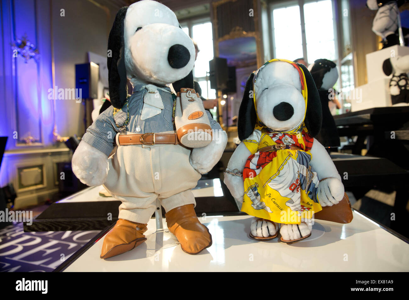 Berlin, Deutschland. 8. Juli 2015. Erdnüsse Figuren Snoopy und Belle vorhanden Kreationen entworfen von Hermes in der Ausstellung "Snoopy und Belle in Fashion" im Rahmen der Mercedes-Benz Fashion Week in Berlin, Deutschland, 8. Juli 2015. Die Ausstellung zeigt die Outfits, die von namhaften Designern für beide Peanuts-Comic-Figuren in den vergangenen 30 Jahren erstellt. Während der Berlin Fashion Week vom 07. bis 10. Juli werden die Kollektionen für Frühjahr/Sommer 2016 vorgestellt. Foto: Jörg CARSTENSEN/Dpa/Alamy Live News Stockfoto