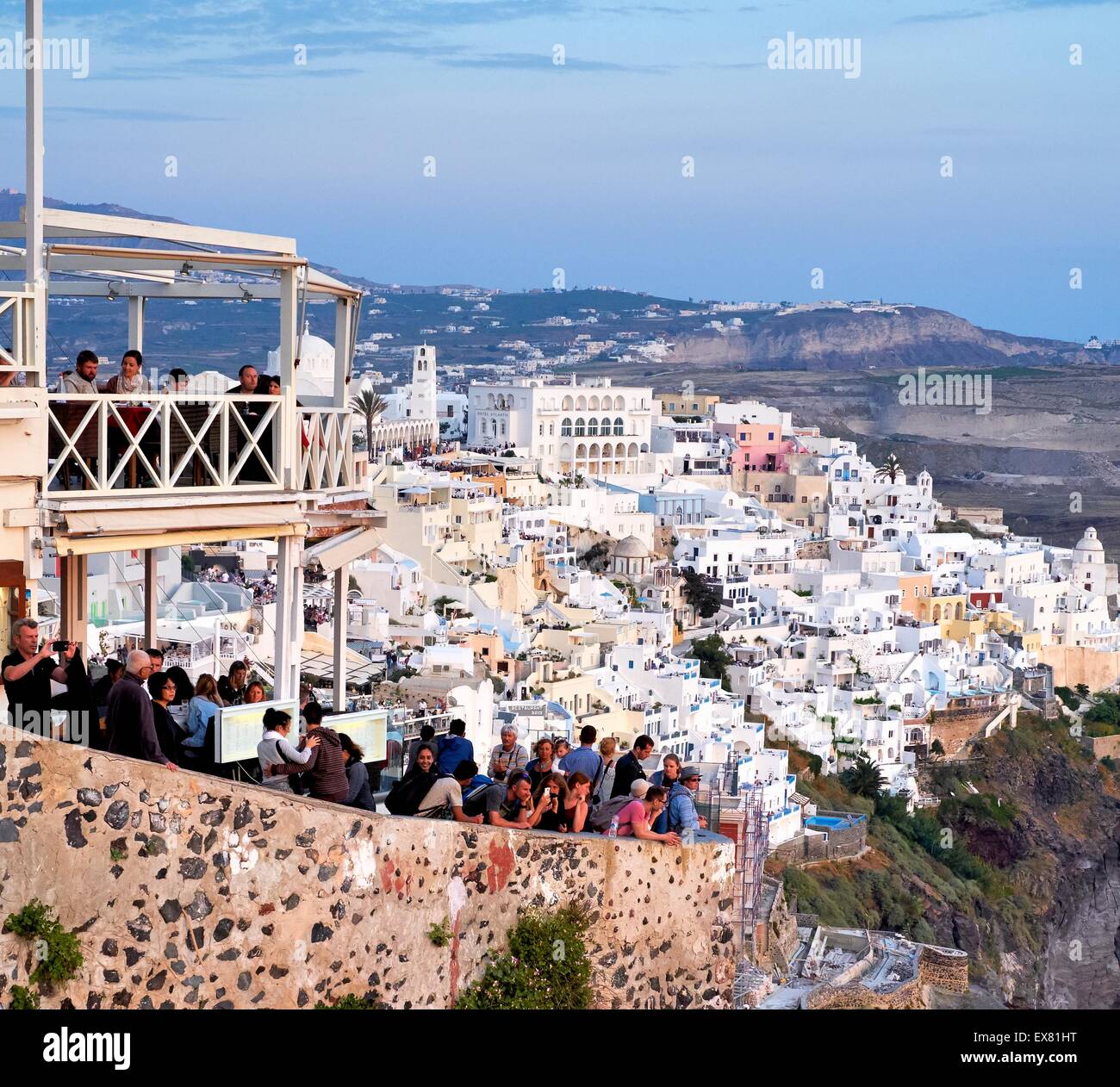 Besucher dieser Seite des Sonnenuntergangs in Fira Santorini Griechenland. Stockfoto