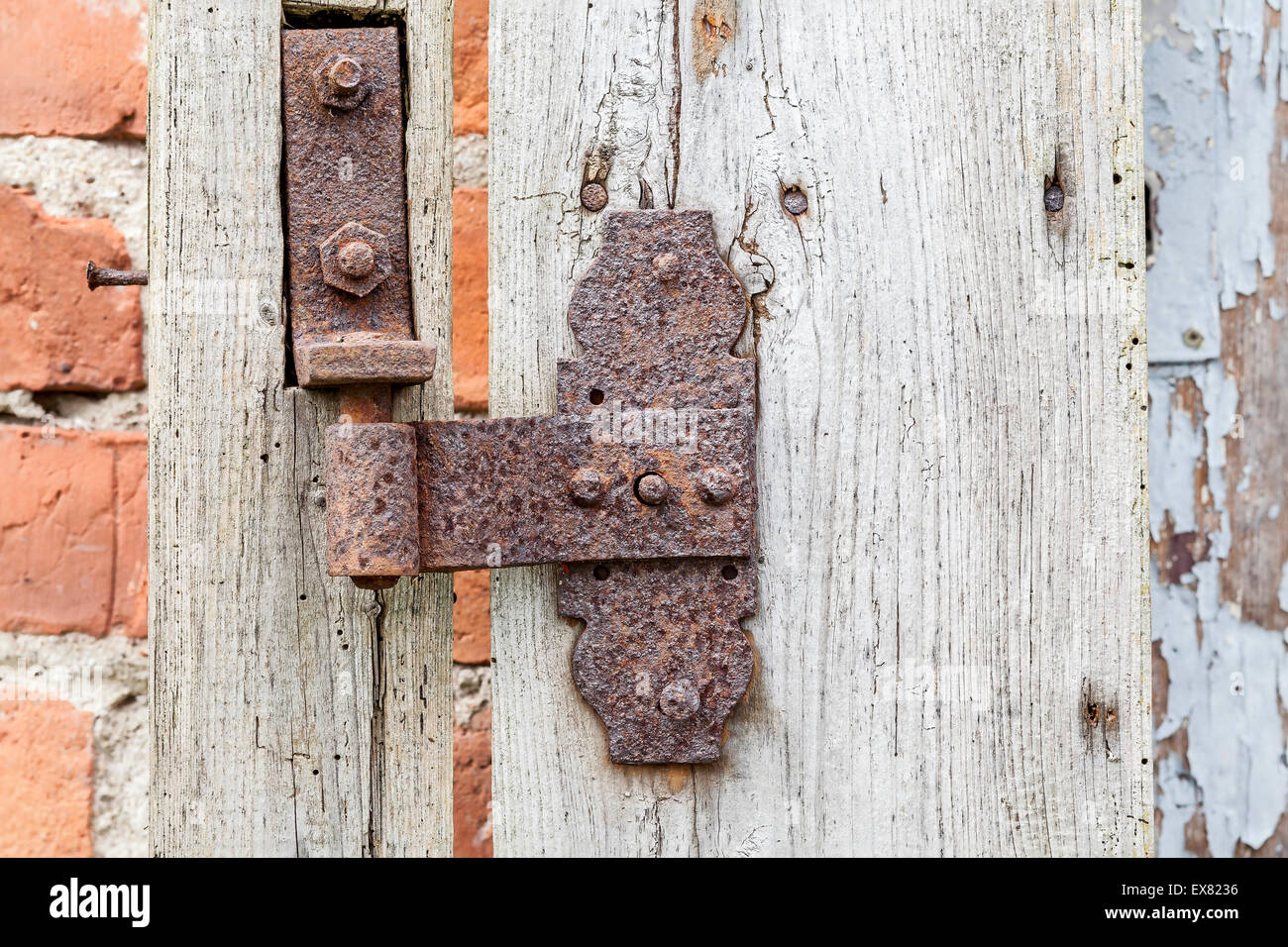 Rostige Scharnier auf alte Holztür, rustikaler Hintergrund. Stockfoto