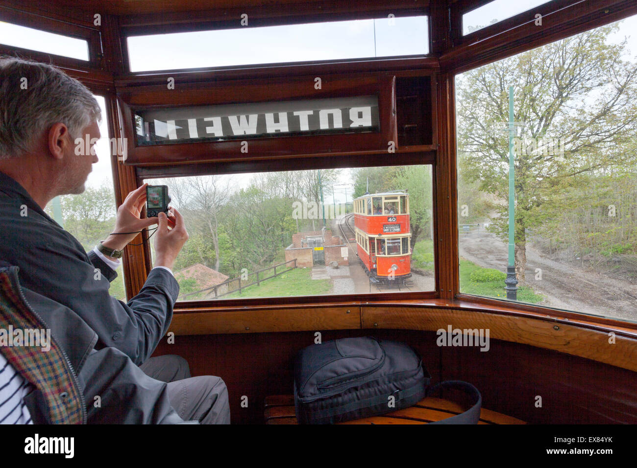 Die Straßenbahnen von dem oberen Deck des 1926 Leeds Straßenbahn am National Tramway Museum, Crich, Derbyshire, UK Stockfoto