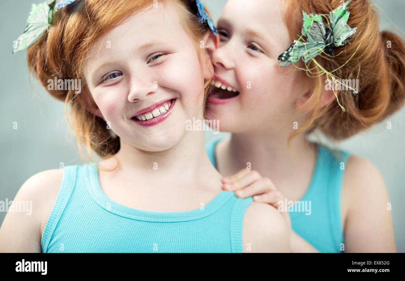 Zwei lächelnder und liebenswert Rothaarige Zwillinge Stockfoto