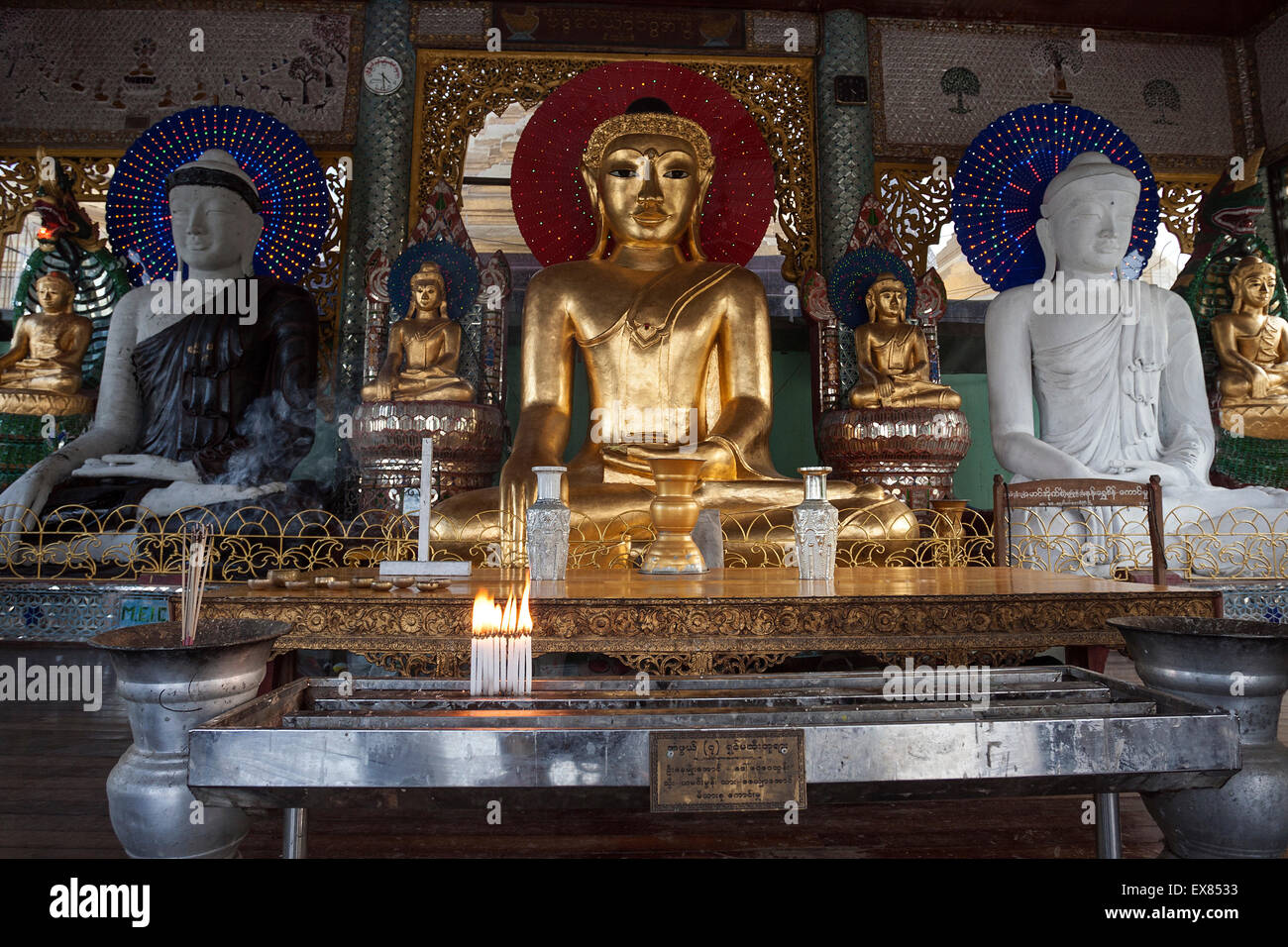 Buddha-Statuen, Shwedagon-Pagode, Yangon, Myanmar Stockfoto