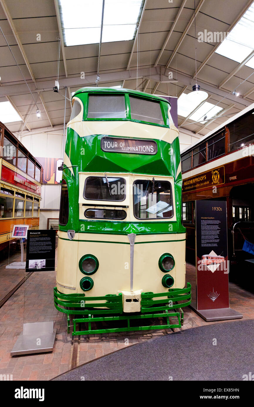 Eine ehemalige Blackpool Straßenbahn von 1934 in der Ausstellungshalle an der nationalen Straßenbahnmuseum Crich, Derbyshire, UK Stockfoto