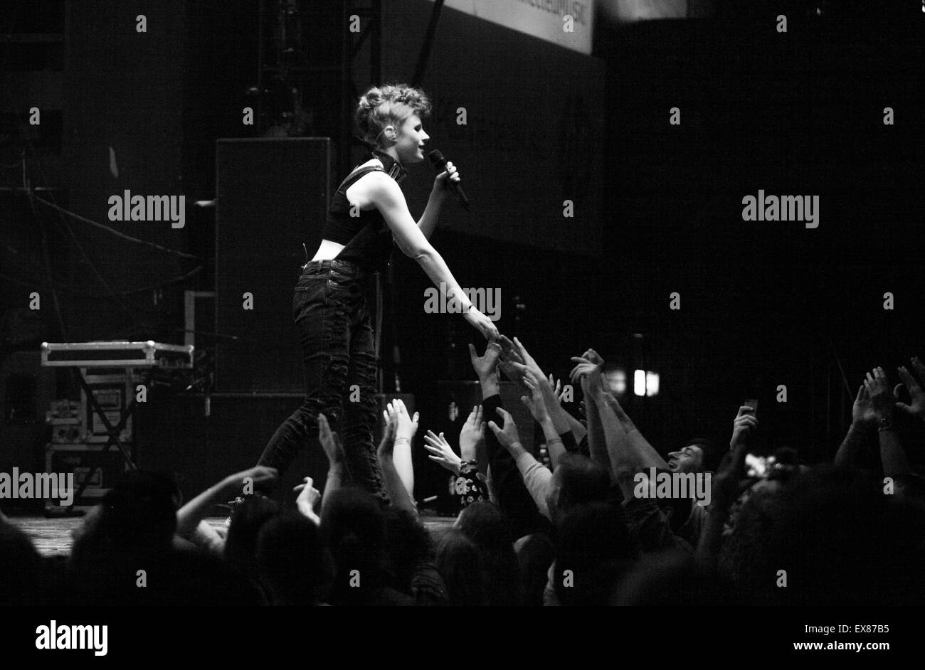 Moskau, Russland - 29. Januar 2015: Kiesza Gesang an HP-Musik-Event in Yotaspace Nachtclub Stockfoto