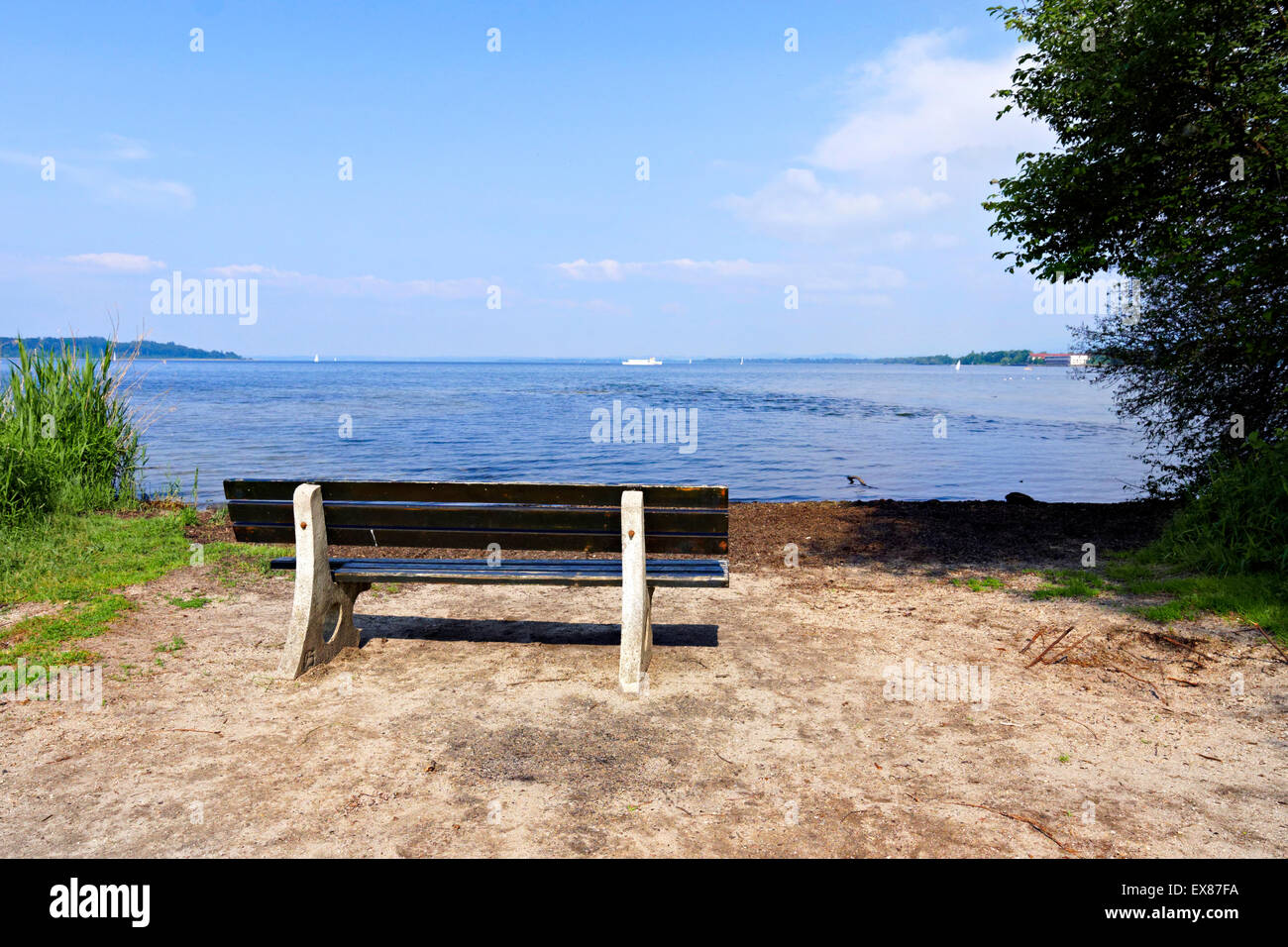 Sitzbank auf See Vorland, Chiemsee, Chiemgau, Oberbayern, Deutschland, Europa. Stockfoto