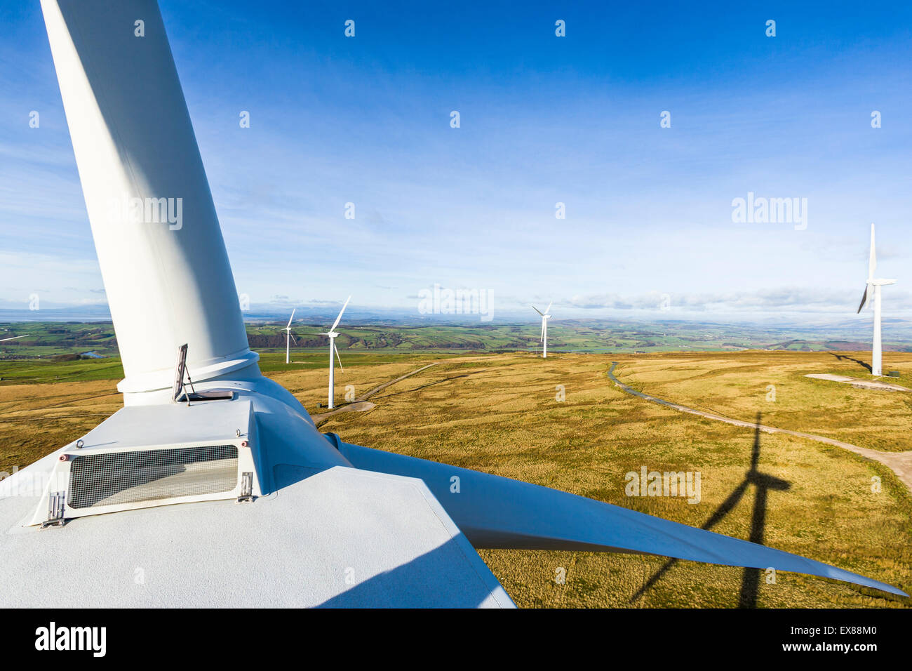 Blick von oben auf eine Wind-Turbine-Gondel im Windpark Caton Moor im Besitz von Triodos Bank Stockfoto