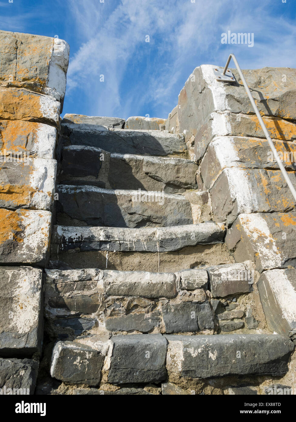 Schritte in die Kaimauer in New Quay, Ceredigion, Wales Stockfoto