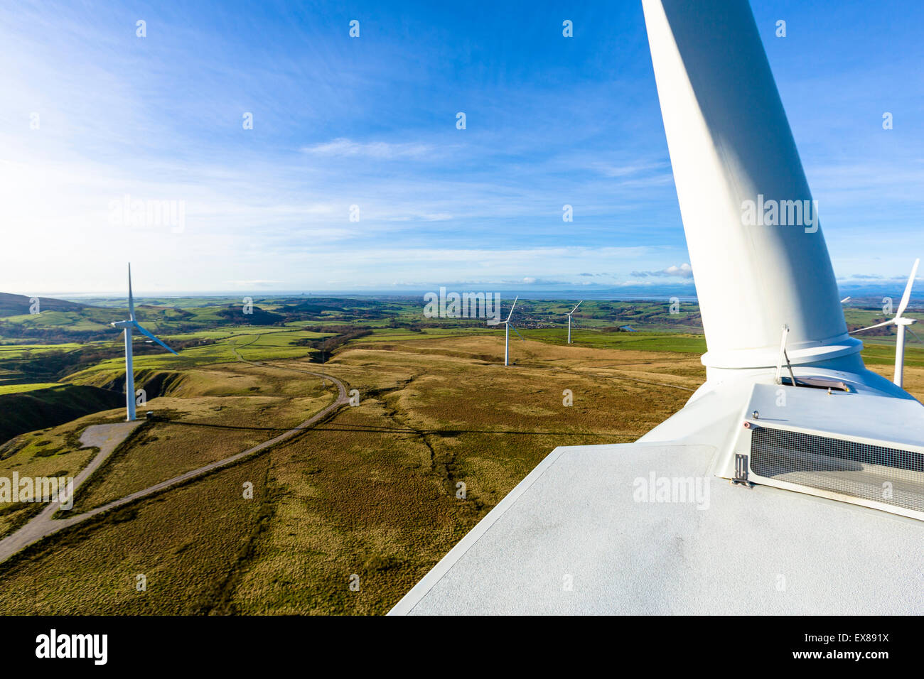 Der Blick von oben auf die Gondel einer Windkraftanlage im Windpark Caton Moor Stockfoto