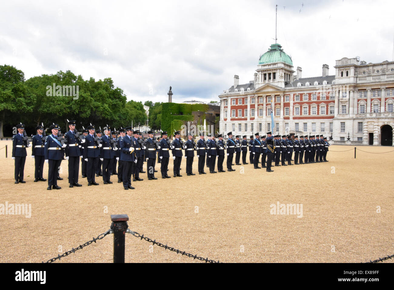 London, UK. 8. Juli 2015. Der Guard of Honour von The Queen Farbe Squadron der Royal Air Force mit der musikalischen Unterstützung von The Band von der Royal Air Force, Vorbereiten der malaysischen Chef der Streitkräfte, General Tan Sri Dato erhalten gefunden "Sri Zulkifeli Mohd Zin an der Horse Guards Parade, London, 8. Juli 2015. Bildnachweis: Rösli Othman/Alamy Live-Nachrichten Stockfoto