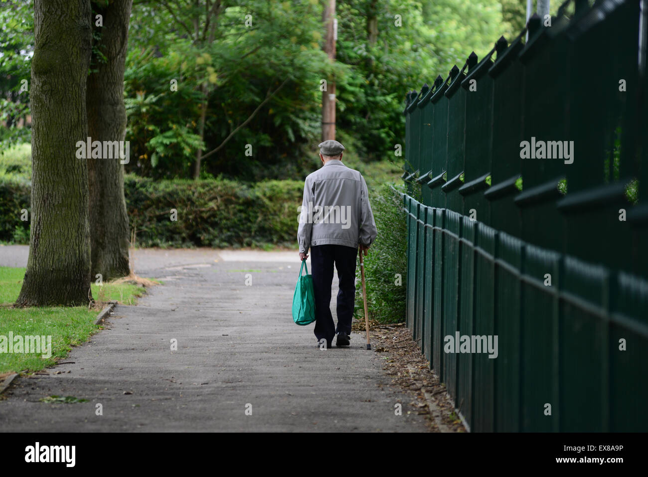 Ein älterer Mann zu Fuß von den Geschäften zurück. Bild: Scott Bairstow/Alamy Stockfoto