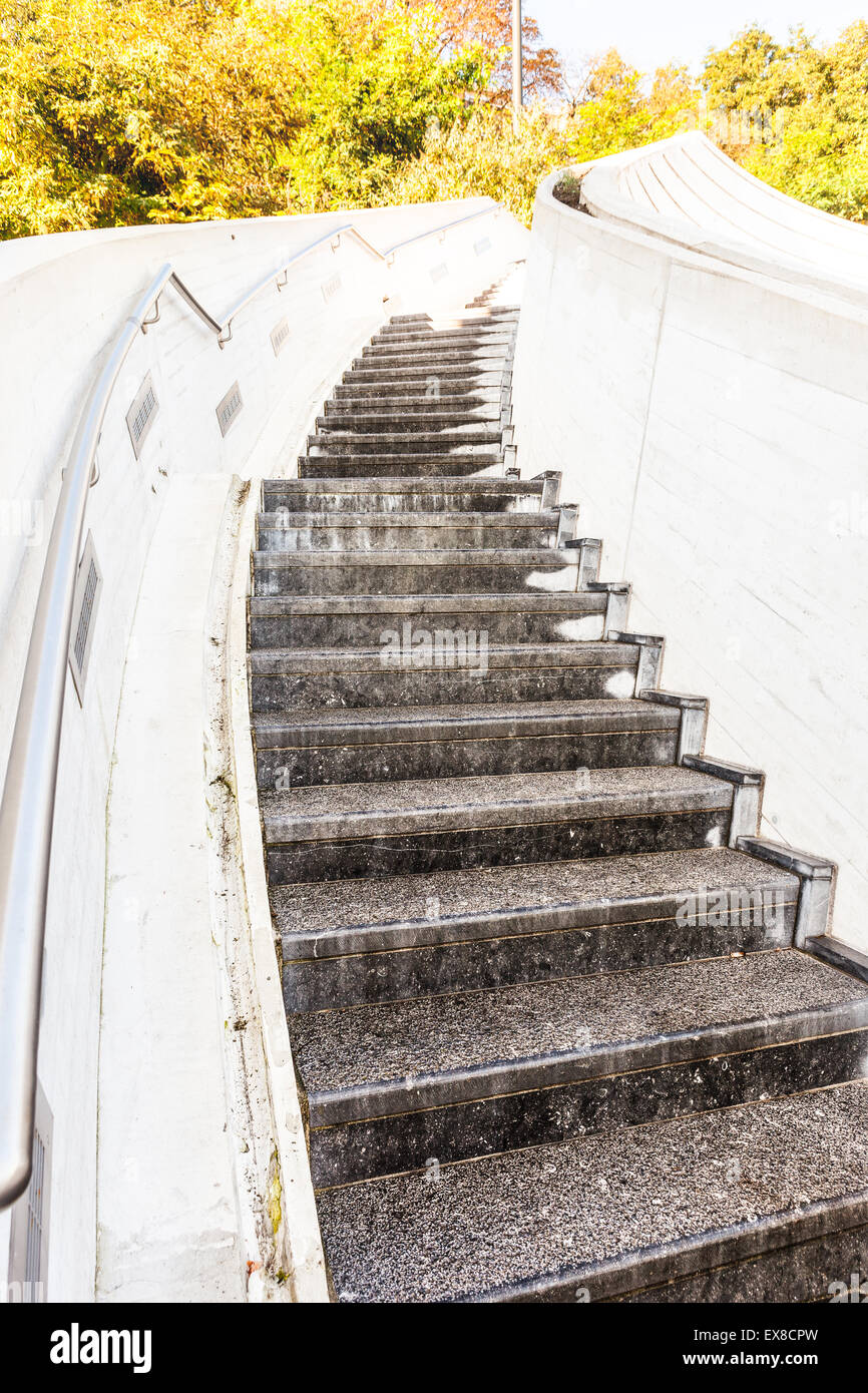 ist in einem alten Gebäude befindet sich dieses schöne Treppe Stockfoto