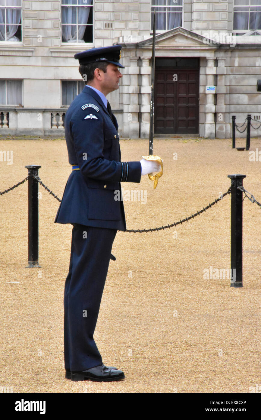 London, UK. 8. Juli 2015. Squadron Leader Richard Evans von der Queen Farbe Squadron, Royal Air Force präsentiert die Guard of Honour der malaysischen Chef der Streitkräfte, General Tan Sri Dato' Sri Zulkifeli Mohd Zin an der Horse Guards Parade, London, 8. Juli 2015 Credit: Rösli Othman/Alamy Live News Stockfoto