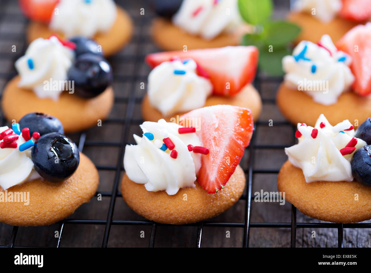 Kleine süße Leckereien mit Vanille-Waffel, Beeren und Frischkäse Stockfoto