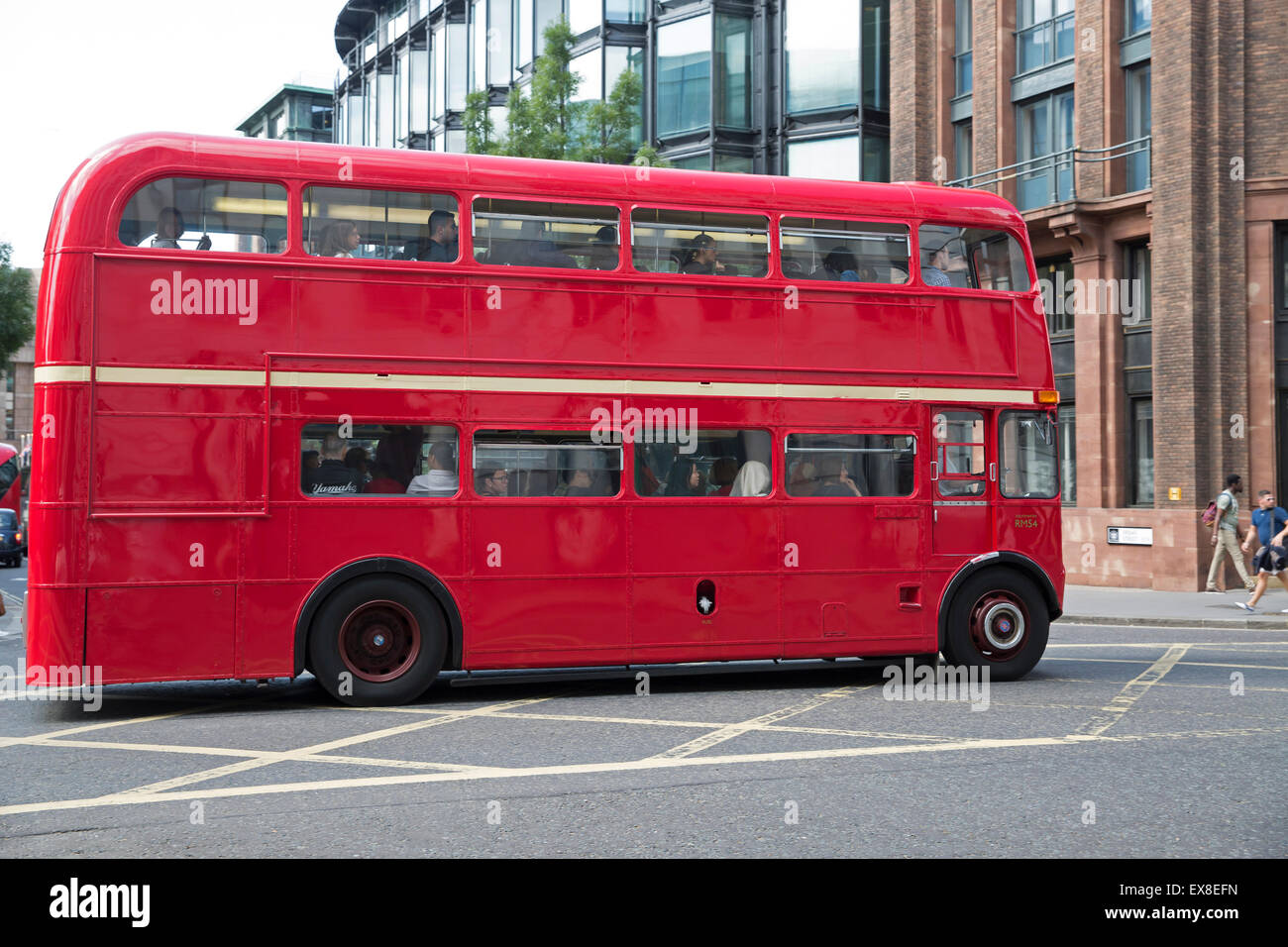 London, UK, 9. Juli 2015. Dies Routemaster-Busse gelegt auf Hilfe mit zusätzlichen Passagieren als Rohr Mitarbeiter streiken im gesamten Londoner U-Bahn-Netz in einer Reihe über Bezahlung und neue Night-Time-Services. Bildnachweis: Keith Larby/Alamy Live-Nachrichten Stockfoto