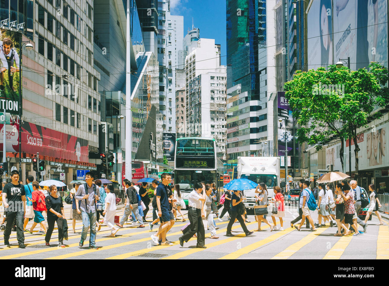 Kreuzung der Causeway Bay in Hongkong an einem sonnigen Tag. Stockfoto