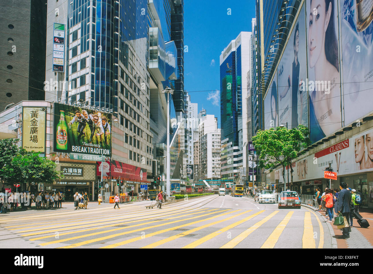 Kreuzung der Causeway Bay in Hongkong an einem sonnigen Tag. Stockfoto