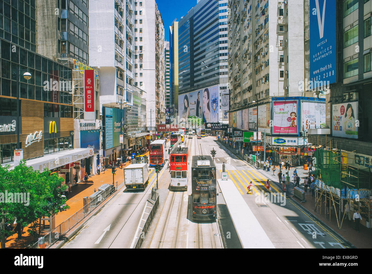 Dichten Verkehr in Causeway Bay von Hong Kong, dem wichtigsten Einkaufsviertel. Stockfoto