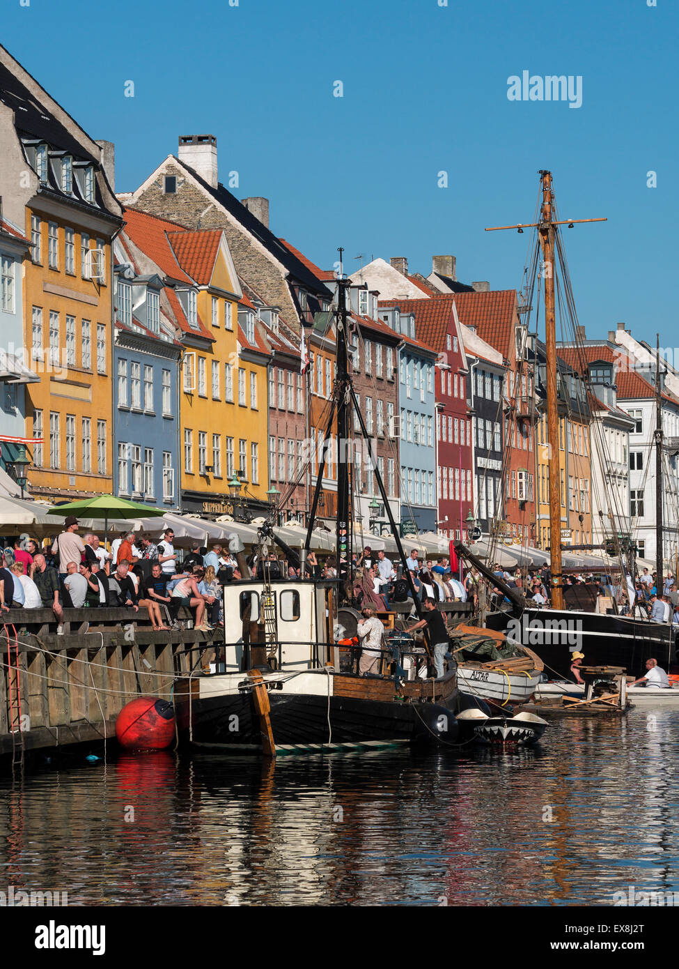 Yachten und traditionelle Schiffe in den Nyhavn Hafen Bereich, Kopenhagen, Dänemark Stockfoto