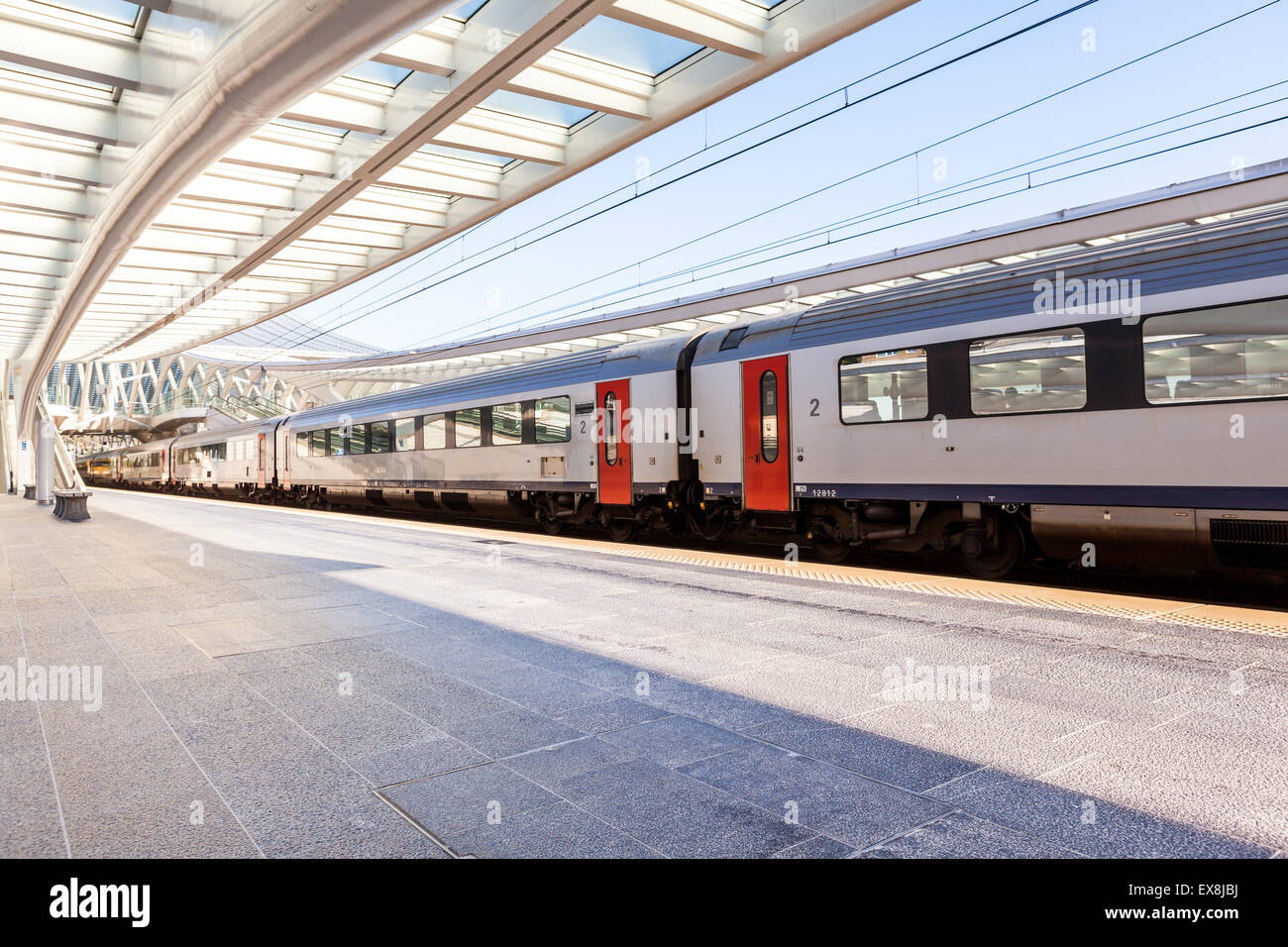 Schließen Sie in der Bahn Bahnhof warten ein Zug Whit Türen Stockfoto