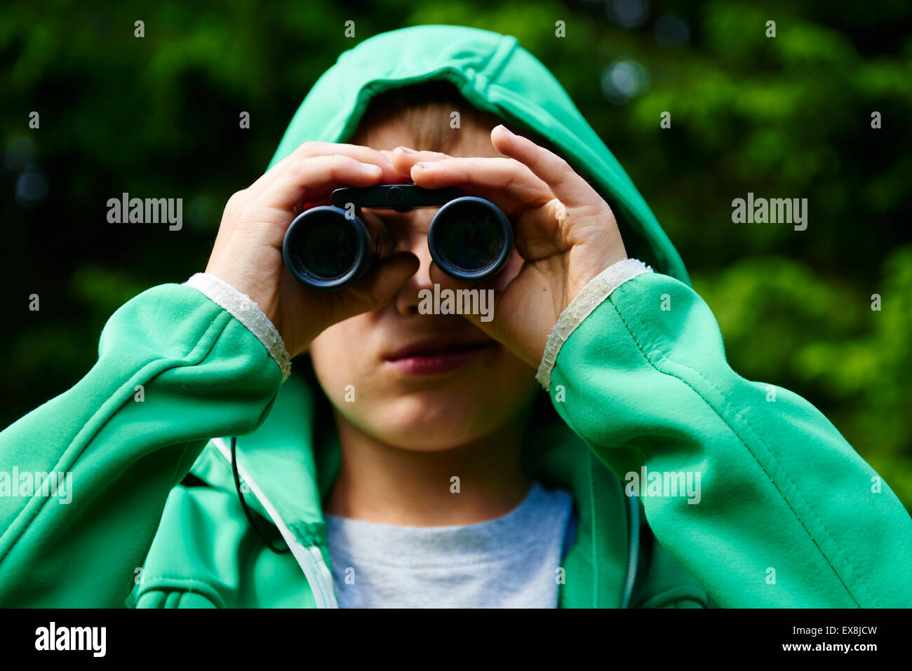 Kind Junge mit dem Fernglas am Wald Stockfoto